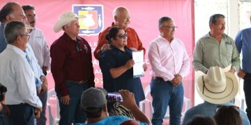 CUMPLE GOBERNADOR VÍCTOR CASTRO A PRODUCTORES DE COMONDÚ CON ENTREGA DE APOYOS