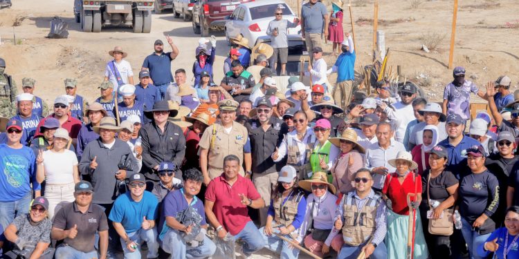 LIMPIEZA Y CONCIENCIA AMBIENTAL EN LOS CABOS: ALCALDE CHRISTIAN AGÚNDEZ ENCABEZA JORNADA EN CARIBE BAJO
