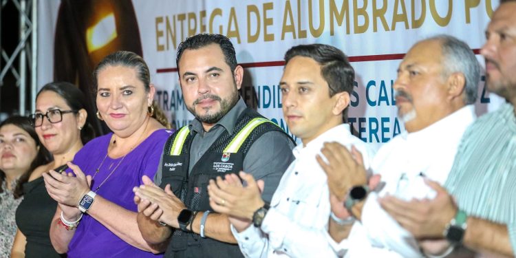 ATIENDE ALCALDE DE LOS CABOS CHRISTIAN AGÚNDEZ SOLICITUD DE VECINOS DE MONTE REAL: ILUMINA EL BULEVAR LA PROVIDENCIA Y CALLE EL SAUZ