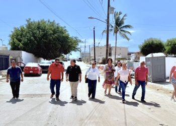 ATIENDEN PETICIONES DE VECINOS DE LA COLONIA HOJAZEN EN CABO SAN LUCAS