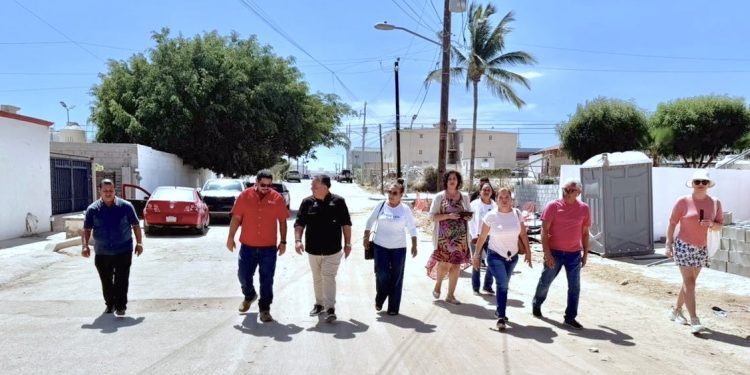 ATIENDEN PETICIONES DE VECINOS DE LA COLONIA HOJAZEN EN CABO SAN LUCAS