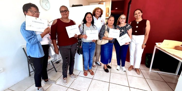    RECIBEN CONSTANCIAS 96 PERSONAS QUE SE CAPACITARON EN LOS CENTROS DE DESARROLLO COMUNITARIO DE LOS CABOS