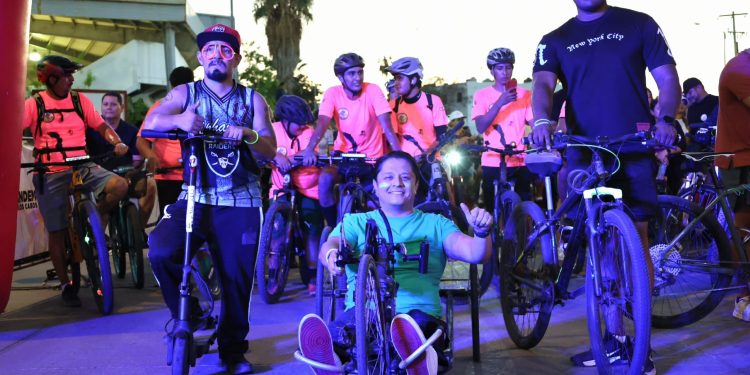 GRAN PARTICIPACIÓN EN LA RODADA NEÓN ENCABEZADA POR ALCALDE CHRISTIAN AGÚNDEZ