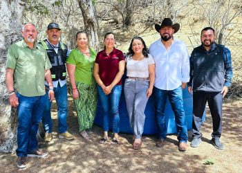 INTEGRANTES DEL CABILDO DE LOS CABOS DONAN CISTERNA A ESCUELA COMUNITARIA DE EL SAUZAL