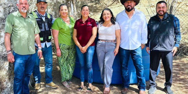 INTEGRANTES DEL CABILDO DE LOS CABOS DONAN CISTERNA A ESCUELA COMUNITARIA DE EL SAUZAL
