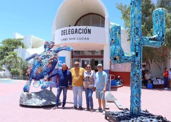 ESCULTURAS RECICLADAS EMBELLECEN LA ENTRADA DEL EDIFICIO DELEGACIONAL EN CABO SAN LUCAS