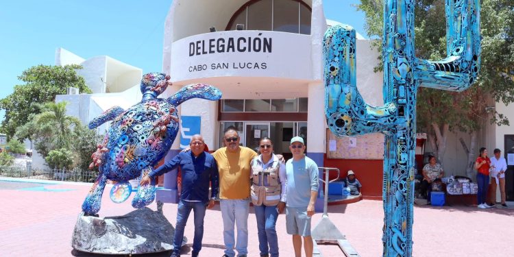 ESCULTURAS RECICLADAS EMBELLECEN LA ENTRADA DEL EDIFICIO DELEGACIONAL EN CABO SAN LUCAS