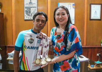 EDITH AGUILAR RECONOCE A ISRAEL MEDINA POR SU HISTÓRICA PARTICIPACIÓN EN CICLISMO NACIONAL