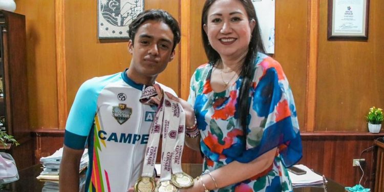EDITH AGUILAR RECONOCE A ISRAEL MEDINA POR SU HISTÓRICA PARTICIPACIÓN EN CICLISMO NACIONAL