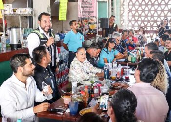 ENCABEZA ALCALDE CHRISTIAN AGÚNDEZ ENTREGA DE 100 TINACOS A FAMILIAS DE CABO SAN LUCAS