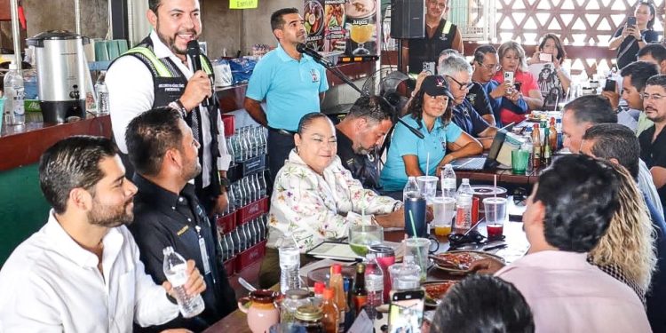ENCABEZA ALCALDE CHRISTIAN AGÚNDEZ ENTREGA DE 100 TINACOS A FAMILIAS DE CABO SAN LUCAS