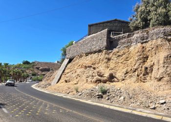 INICIAN TRABAJOS DE RECONSTRUCCIÓN DE UNA VIALIDAD Y UNA ESCUELA EN SANTA ROSALIA