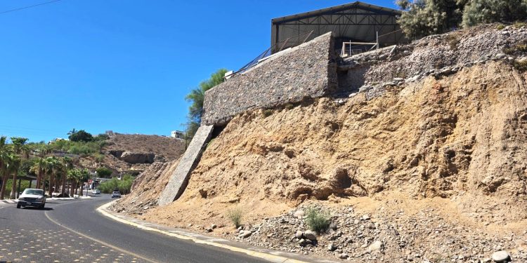 INICIAN TRABAJOS DE RECONSTRUCCIÓN DE UNA VIALIDAD Y UNA ESCUELA EN SANTA ROSALIA