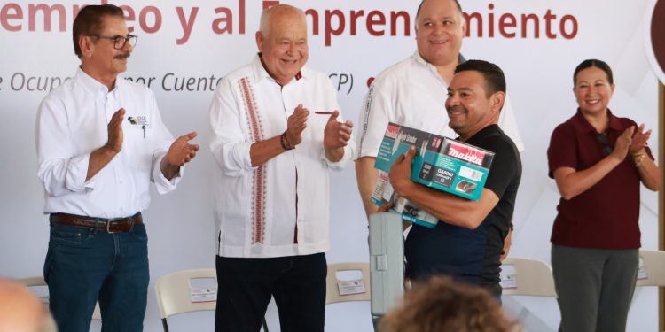 IMPULSA GOBIERNO DE BCS AUTOEMPLEO Y EMPRENDIMIENTO CON ENTREGA DE APOYOS A FAMILIAS PACEÑAS