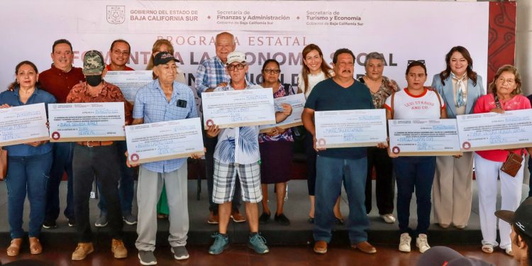 GOBIERNO DE BCS IMPULSA LA ECONOMÍA LOCAL CON ENTREGA DE APOYOS A EMPRENDEDORAS Y EMPRENDEDORES PACEÑOS