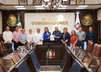 GOBERNADOR RECIBE PLIEGO PETITORIO DE TRABAJADORES DE LA SECRETARÍA DE SALUD