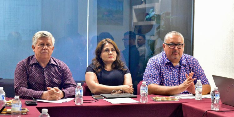 DETIENEN EN COMONDÚ A PRESUNTOS NARCOMENUDISTAS CON MIL ENVOLTORIOS DE DROGA