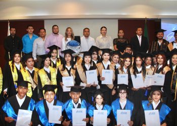 ENTREGAN DIPLOMAS Y CERTIFICADOS A EGRESADOS DE LA UNIVERSIDADY PREPARATORIA DE LOS CABOS