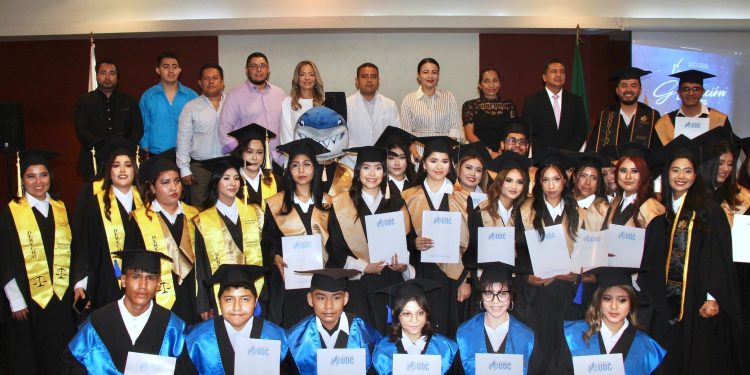 ENTREGAN DIPLOMAS Y CERTIFICADOS A EGRESADOS DE LA UNIVERSIDADY PREPARATORIA DE LOS CABOS