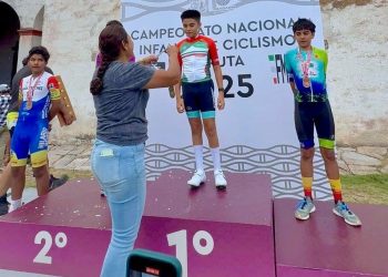 ENTREGAN DIPLOMAS Y CERTIFICADOS A EGRESADOS DE LA UNIVERSIDADY PREPARATORIA DE LOS CABOS