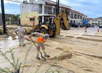 BRIGADAS DE SERVICIOS PÚBLICOS REALIZAN LIMPIEZA Y DESAZOLVE EN VIALIDADES DE SAN JOSE DEL CABO
