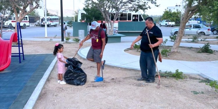 REALIZAN JORNADA DE LIMPIEZA EN PARQUE DEL FRACCIONAMIENTO MONTEBELLO EN SAN JOSÉ DEL CABO