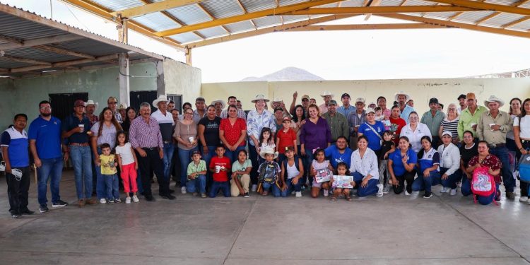 EDITH AGUILAR Y CELINA RAMÍREZ ATENDIERON A FAMILIAS DE SAN FRANCISCO DE LA SIERRA