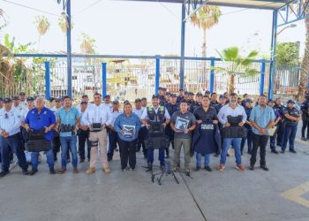 ENTREGAN AUTORIDADES UNIFORMES Y EQUIPAMIENTO A ELEMENTOS DE SEGURIDAD PÚBLICA MUNICIPAL