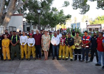 ENTREGA GOBERNADOR VÍCTOR CASTRO PAQUETES DE MATERIALES A FAMILIAS AFECTADAS POR LLUVIAS EN SAN IGNACIO