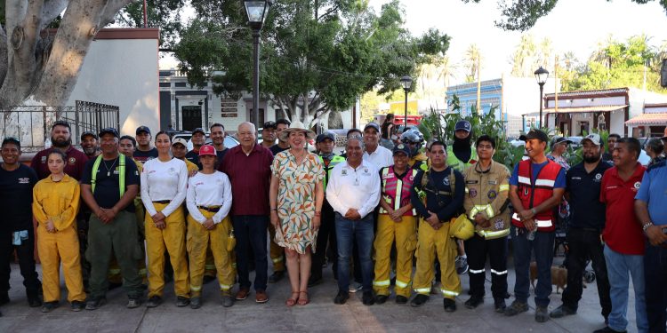 ENTREGA GOBERNADOR VÍCTOR CASTRO PAQUETES DE MATERIALES A FAMILIAS AFECTADAS POR LLUVIAS EN SAN IGNACIO