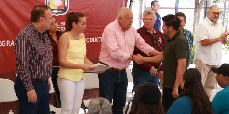 ENTREGA GOBERNADOR EQUIPO PESQUERO Y ACUÍCOLA POR MAS DE 5 MDP