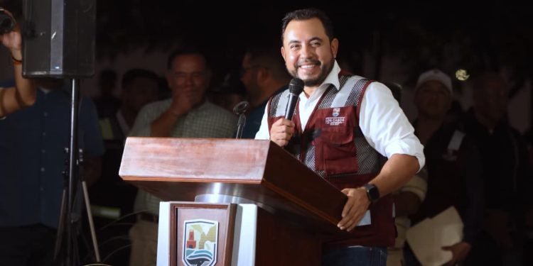    ALCALDE Y GOBERNADOR INAUGURAN PAVIMENTACIÓN DE LA CALLE CÉSAR MARTÍNEZ EN COLONIA VISTA HERMOSA EN SJC