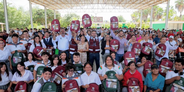       AYUNTAMIENTO DE LOS CABOS HA BENEFICIADO A MÁS DE 15 MIL ESTUDIANTES A TRAVÉS DEL PROGRAMA “ÚTILES CON CAMBIO”