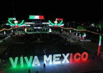 ADORNAN CON COLORES PATRIOS LA PLAZA DE LA REFORMA DE GOBIERNO BCS