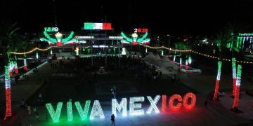 ADORNAN CON COLORES PATRIOS LA PLAZA DE LA REFORMA DE GOBIERNO BCS