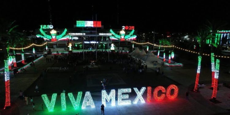 ADORNAN CON COLORES PATRIOS LA PLAZA DE LA REFORMA DE GOBIERNO BCS