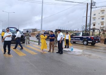 COLOCAN BANDERA NEGRA EN PLAYAS DE LOS CABOS ANTE EL PASO DEL HURACÁN “ LORENA “