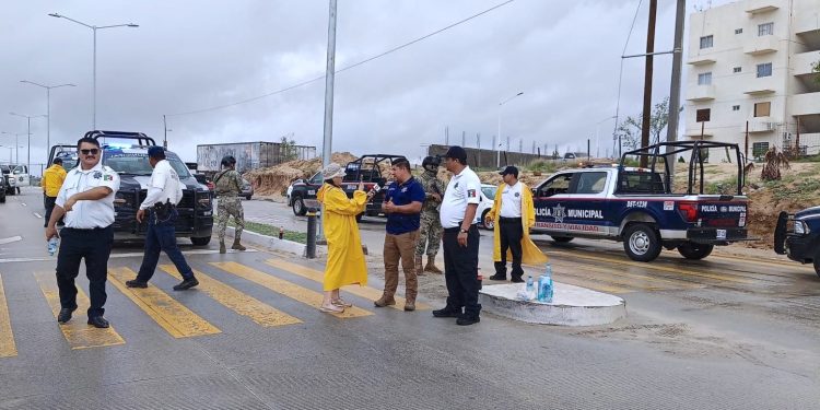 COLOCAN BANDERA NEGRA EN PLAYAS DE LOS CABOS ANTE EL PASO DEL HURACÁN “ LORENA “
