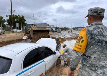 COLOCAN BANDERA NEGRA EN PLAYAS DE LOS CABOS ANTE EL PASO DEL HURACÁN “ LORENA “