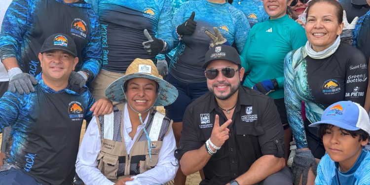 UNEN ESFUERZOS AYUNTAMIENTO DE LOS CABOS Y CIUDADANÍA PARA LIMPIAR PLAYA EL MÉDANO TRAS HURACÁN “ LORENA “