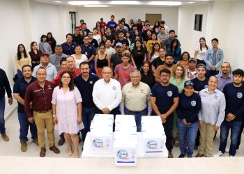 UABCS ENTREGA UN MILLÓN DE SEMILLAS DE OSTIÓN A PRODUCTORES DE COMONDÚ