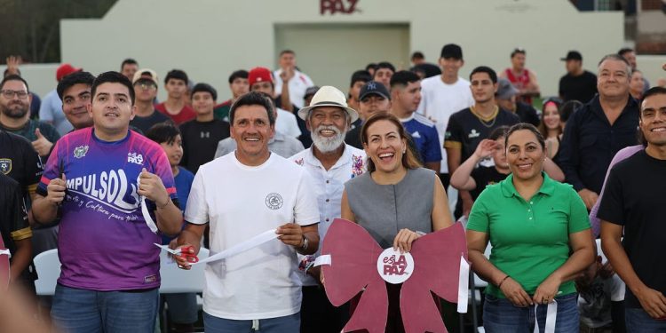 CLUB ATLÉTICO DE LA PAZ ACOMPAÑÓ A LA ALCALDESA MILENA QUIROGA ROMERO A LA INAUGURACIÓN DE LA NUEVA CANCHA DE FÚTBOL DEL FRACCIONAMIENTO SAN CARLOS