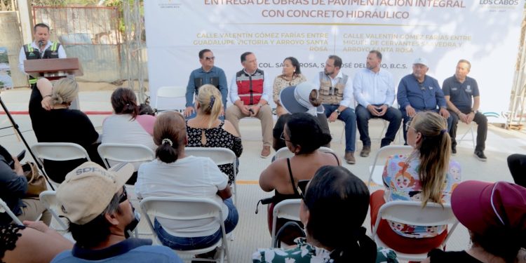 PRESIDENTE DE LOS CABOS INAUGURA OBRAS DE PAVIMENTACIÓN EN COLONIA SANTA ROSA SJC