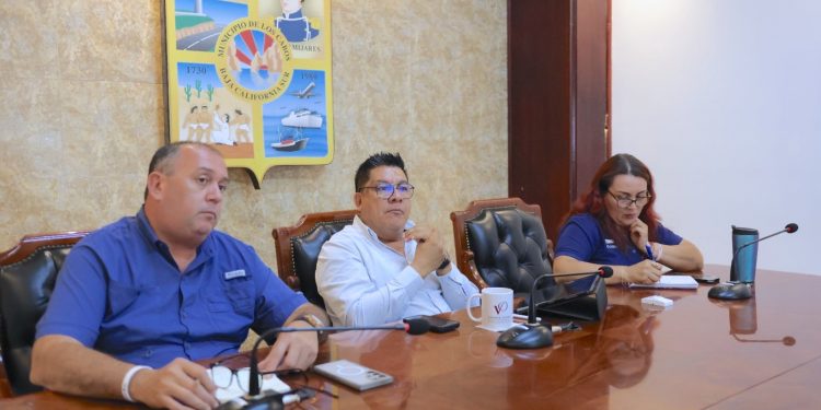 ENTREGA ALCALDE CHRISTIAN AGÚNDEZ APOYOS ECONÓMICOS A 15 FAMILIAS DE LOS CABOS