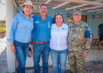 CELINA RAMÍREZ ENCABEZA ENTREGA DE APOYOS CASA POR CASA EN SAN IGNACIO