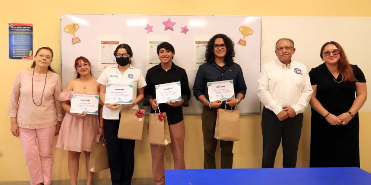 RECONOCEN A GANADORES Y GANADORAS DEL PREMIO UNIVERSITARIO DE POESÍA, CUENTO Y ENSAYO UABCS 2025
