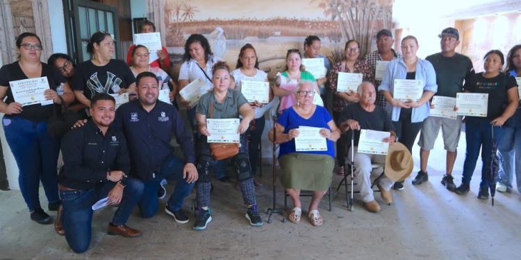 BENEFICIA AYUNTAMIENTO DE LOS CABOS A 20 FAMILIAS CON APOYOS ECONÓMICOS