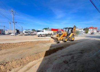 REFUERZA AYUNTAMIENTO DE LOS CABOS ACCIONES DE DESAZOLVE DE VIALIDADES, LIMPIEZA Y REHABILITACIÓN EN COLONIAS