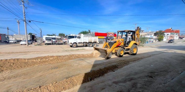 REFUERZA AYUNTAMIENTO DE LOS CABOS ACCIONES DE DESAZOLVE DE VIALIDADES, LIMPIEZA Y REHABILITACIÓN EN COLONIAS
