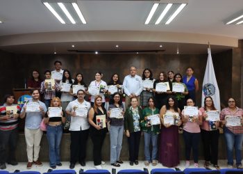 RECTOR DE LA UABCS RECONOCE A LOS ESTUDIANTES CON LOS MEJORES PROMEDIOS DE HUMANIDADES